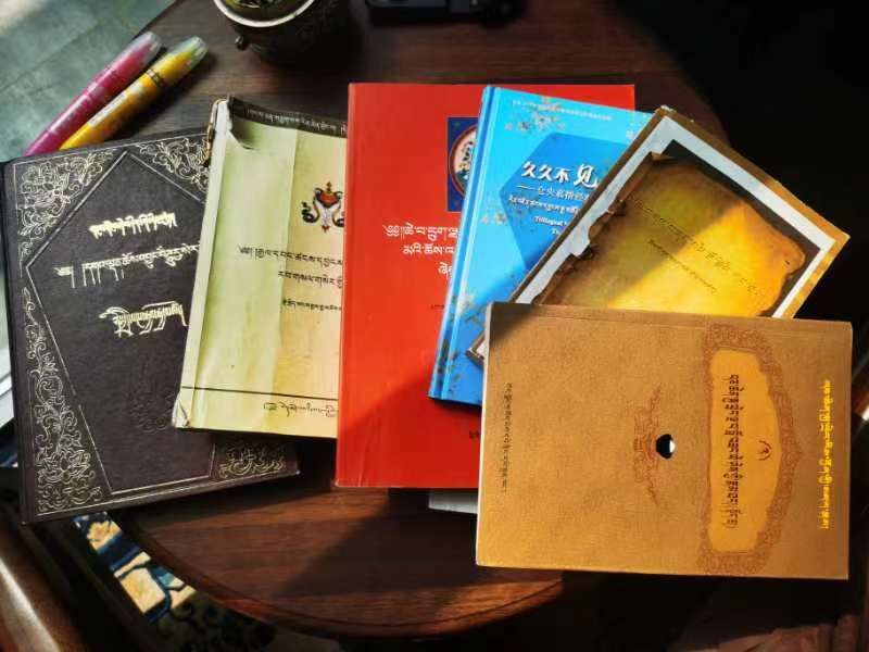 图为巴桑罗布先生研读的部分原始藏文材�? 摄影：王淑_4944.jpg