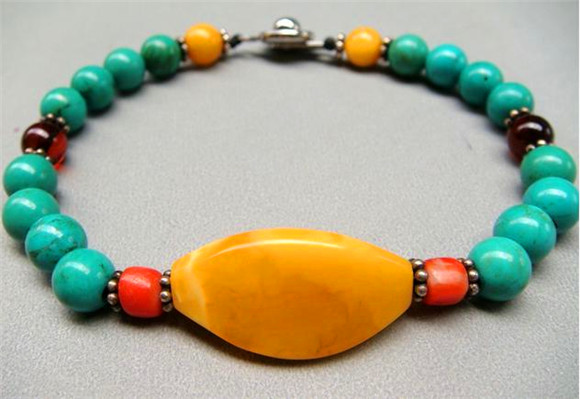 Chapelet bouddhiste et bracelet de perles, à porter sur la main gauche ou droite ?