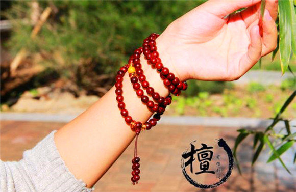Chapelet bouddhiste et bracelet de perles, à porter sur la main gauche ou droite ?