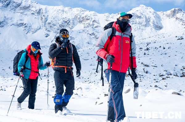 图为参加2025第二十二届中国西藏登山大会洛堆峰登山探险交流的登山爱好�?�在洛堆峰进行冰雪技术训练�??.png