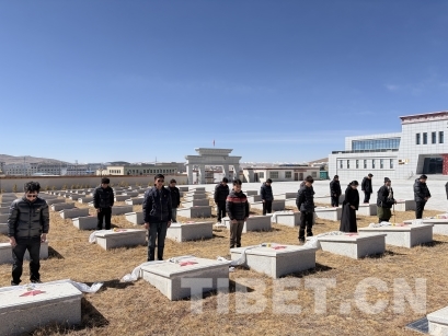 献哈达.jpg 献哈达.jpg