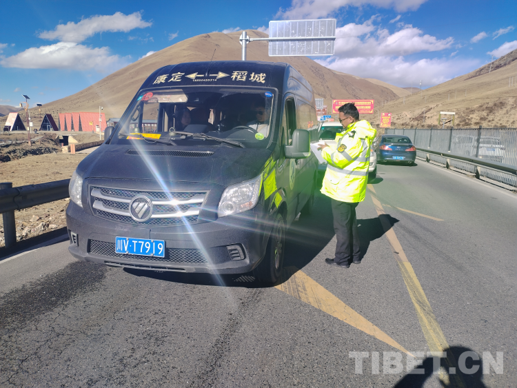 图为执法人员检查过往车辆.png 图为执法人员检查过往车辆.png